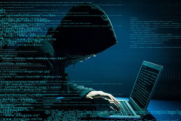 hombre hackeando datos importantes cibercriminal